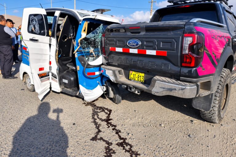 Mototaxi impacta contra camioneta y deja tres heridos en Pampa Inalámbrica