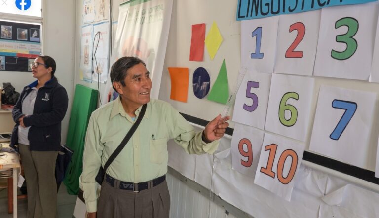 Adultos mayores enseñaron aymara y quechua a escolares