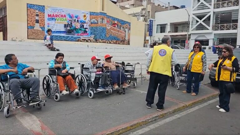 Club de Leones de Ilo entrega sillas de ruedas a personas con discapacidad