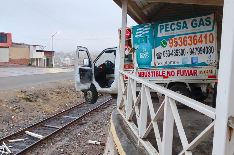 Camioncito con balones de gas se despista y choca contra pérgola en Alto Ilo