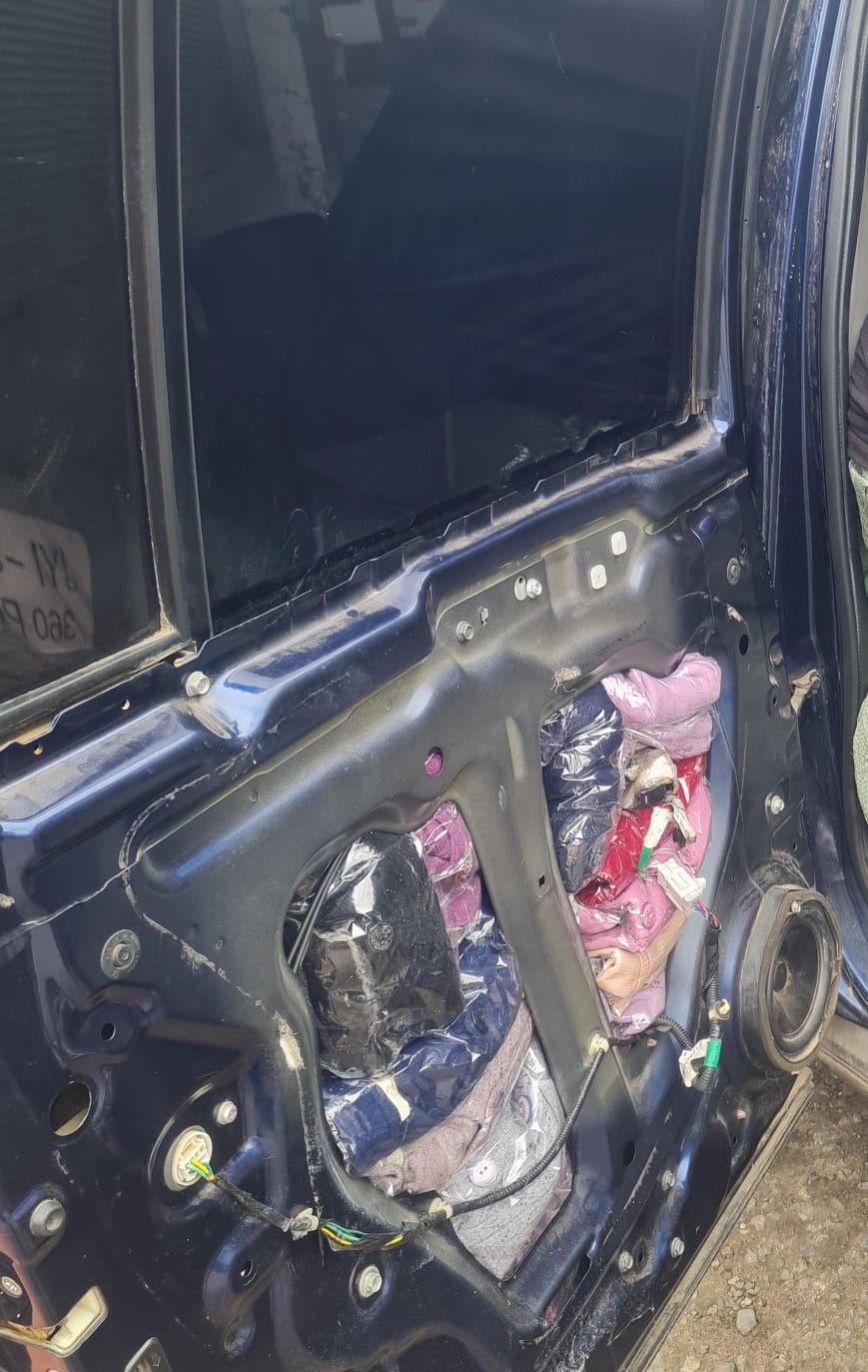 Intervienen vehículo con presunta mercadería de contrabando tras persecución en Ilo 3 Encuentran contrabando de ropa camioneta y fuga conductor 22092026 7 La Prensa Regional
