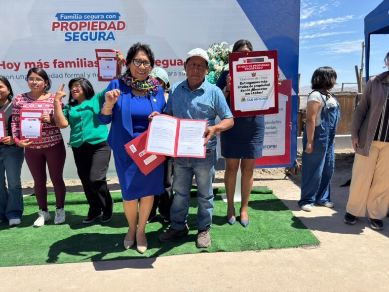 San Antonio: 74 familias de Las Lomas II reciben títulos de propiedad