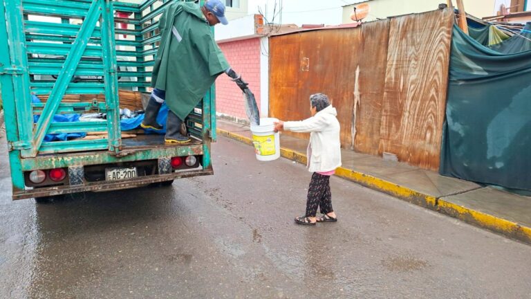 Entregan pescado a vecinos de La Curva