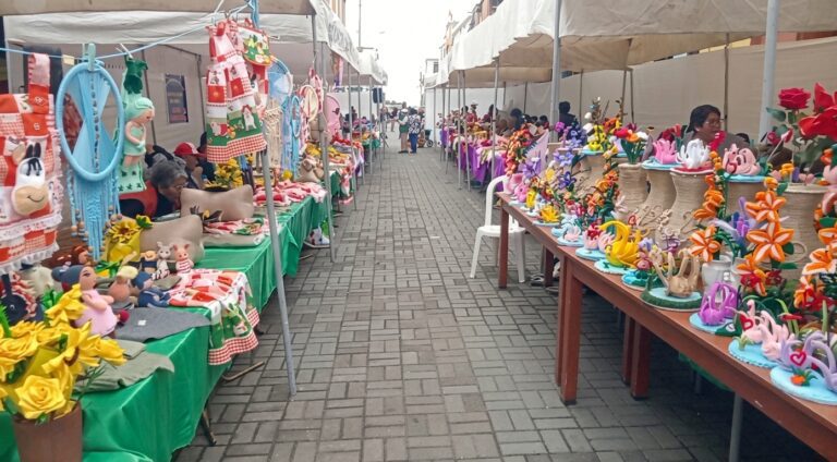 Adultos mayores de Mollendo exhiben manualidades en expoferia 