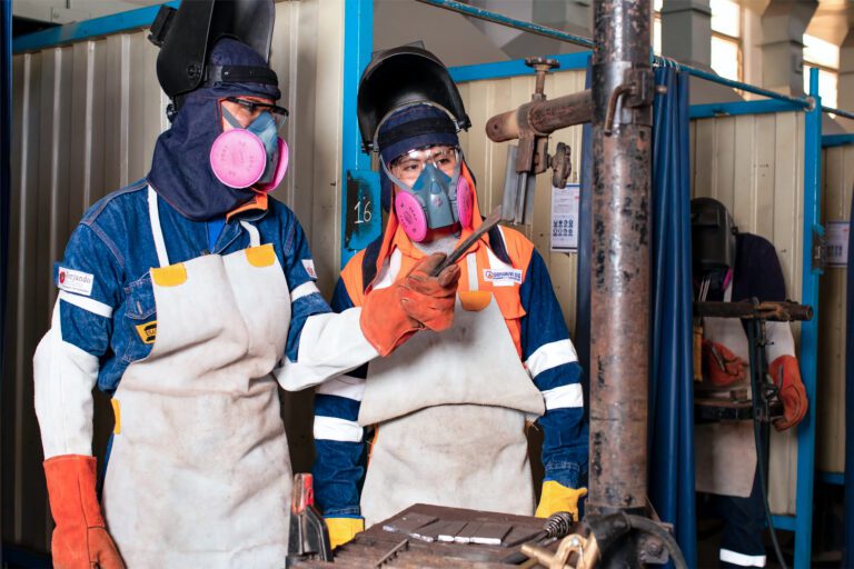 Jóvenes de Ilo culminan formación técnica con Forjando Futuro