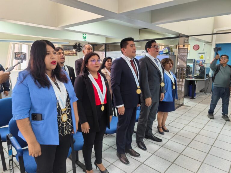 Evelyn Sucasaire juramenta como regidora y permanecerá en el cargo hasta el 4 de octubre