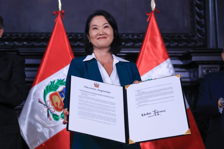 Keiko Fujimori firma decreto que eleva la Remuneración Mínima Vital a S/ 1,300 de forma progresiva