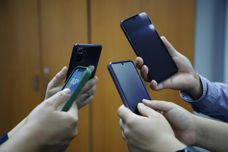Cerca de 560 mil líneas móviles cambiaron de operador durante agosto