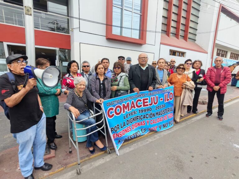 Maestros cesantes y jubilados protestan en Ilo por pensiones dignas