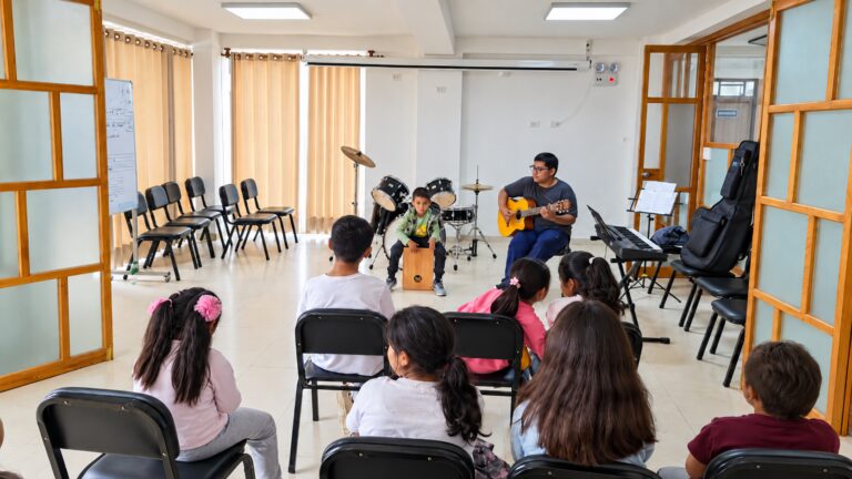 Mejía mantiene talleres gratuitos de música para niños 