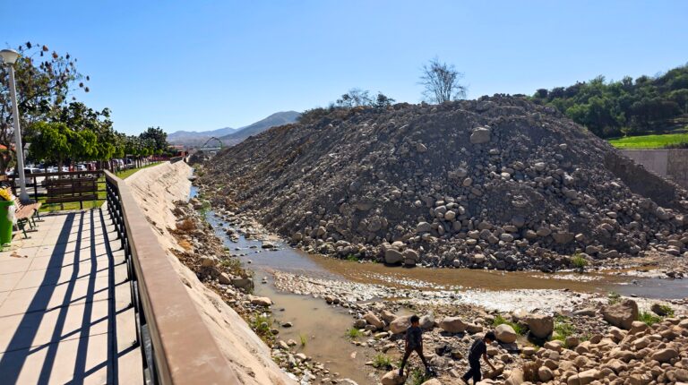 Moquegua: obra de S/ 108,9 millones para evitar inundaciones mantiene un cerro de tierra en el cauce
