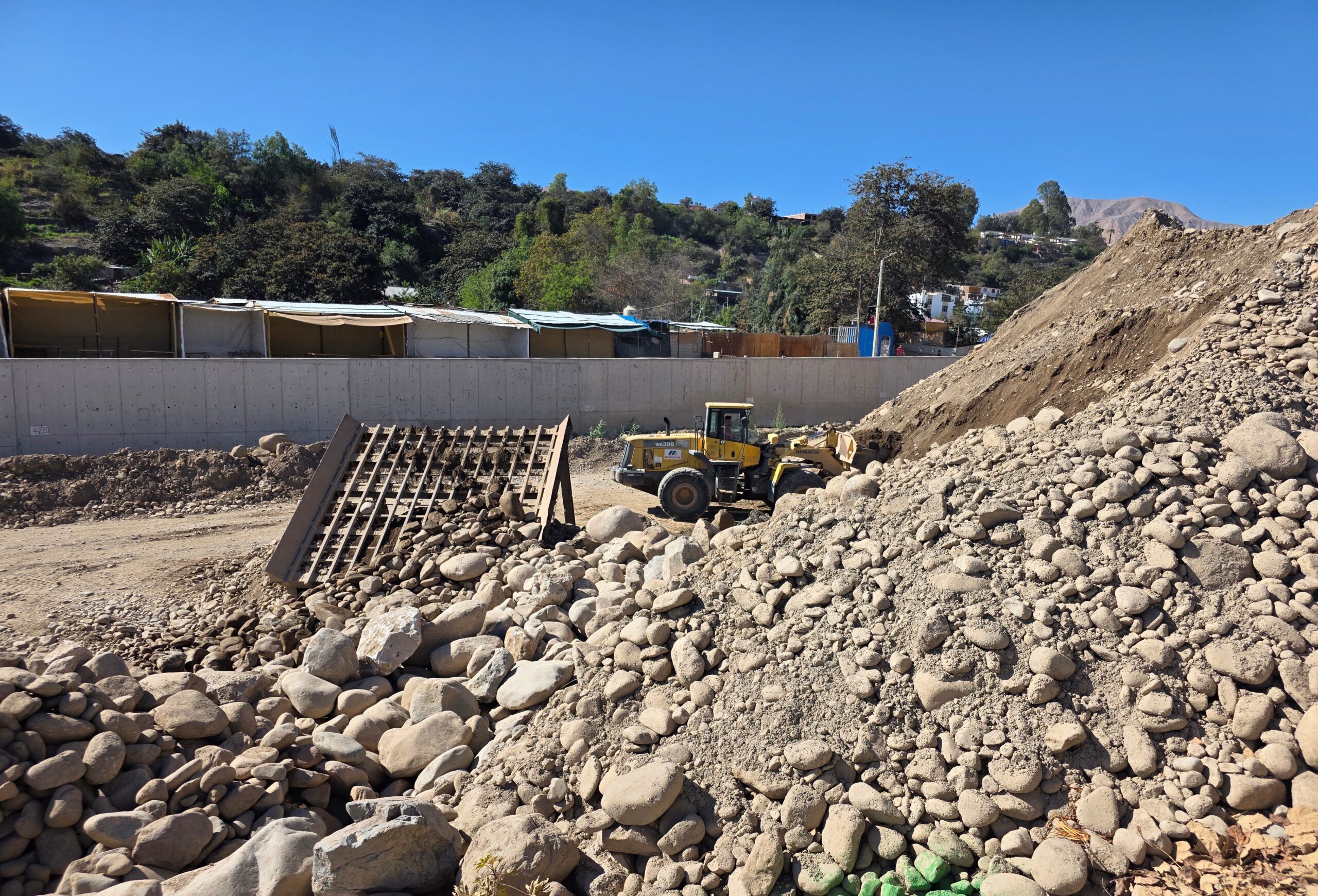 Moquegua: obra de S/ 108,9 millones para evitar inundaciones mantiene un cerro de tierra en el cauce 1 Moquegua obra de defensa riberena mantiene un cerro de tierra en el cauce 2 0926 scaled La Prensa Regional