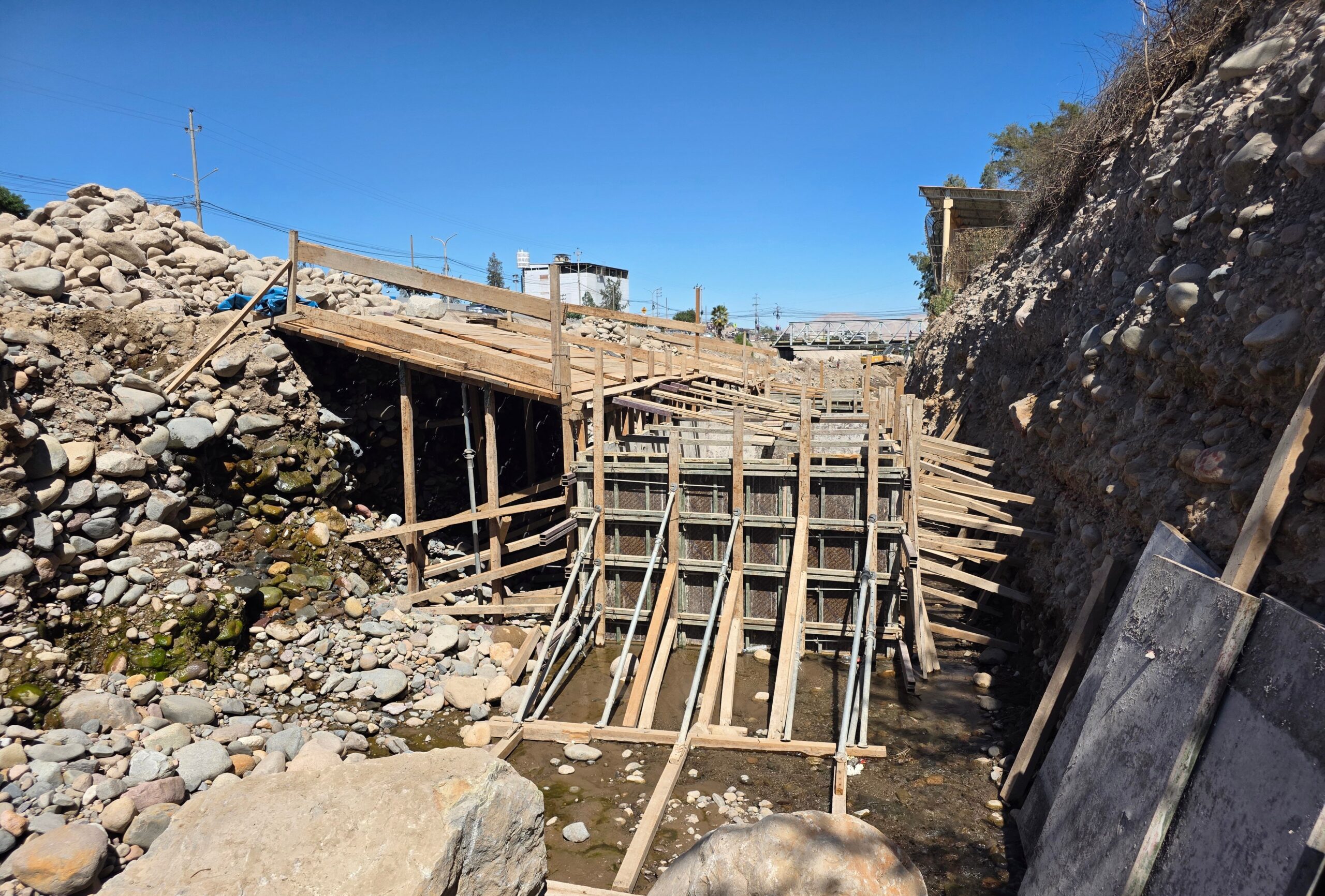 Moquegua: obra de S/ 108,9 millones para evitar inundaciones mantiene un cerro de tierra en el cauce 3 Moquegua obra de defensa riberena mantiene un cerro de tierra en el cauce 4 0926 scaled La Prensa Regional