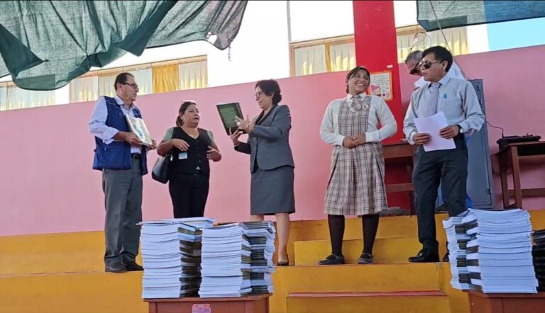 Entregan 200 kits de libros sobre emprendimiento a estudiantes de San Antonio