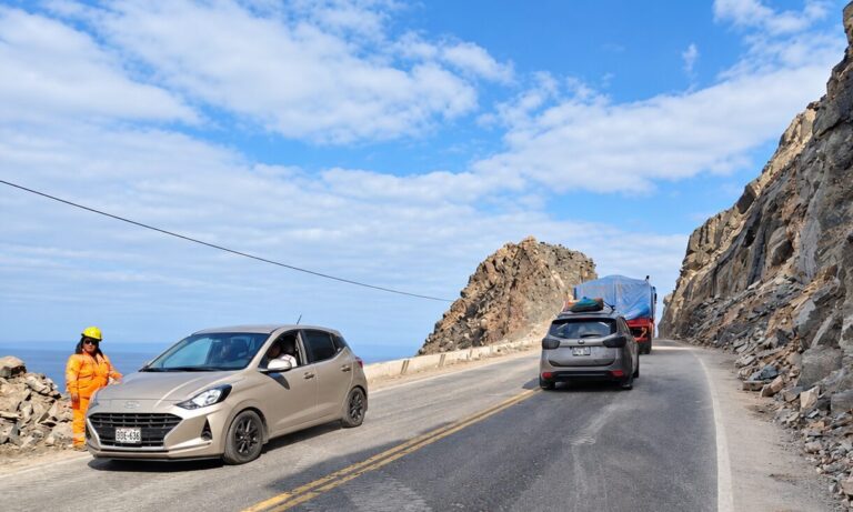 Panamericana Sur queda despejada tras derrumbe