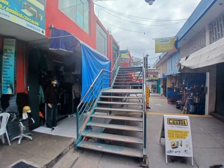 Advierten peligro por gradas metálicas deterioradas junto al mercado Pacocha