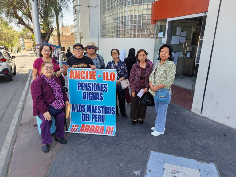 Docentes jubilados protestan frente a la UGEL Ilo por aumento de pensiones