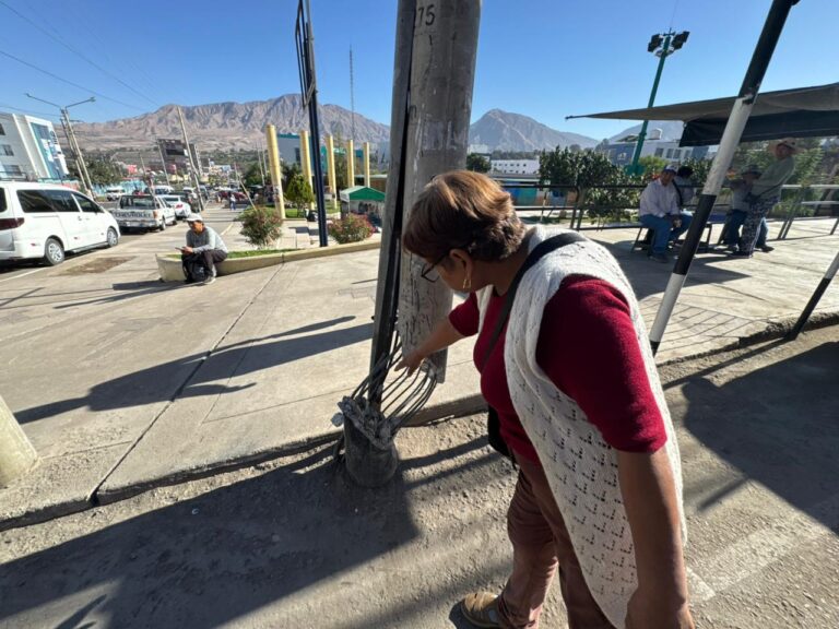 Poste con base deteriorada genera preocupación en vecinos de la calle Grau