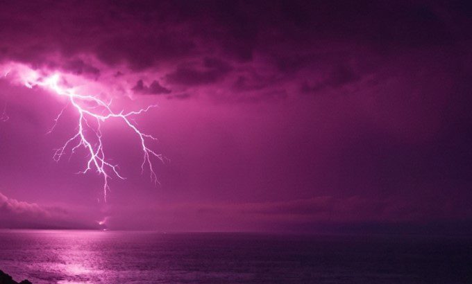 Inusual tormenta con rayos y estruendos sorprende a Mollendo