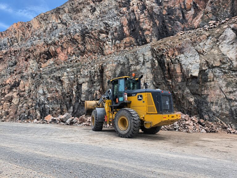 Retiran piedras y rocas en la Costanera Mollendo–Matarani