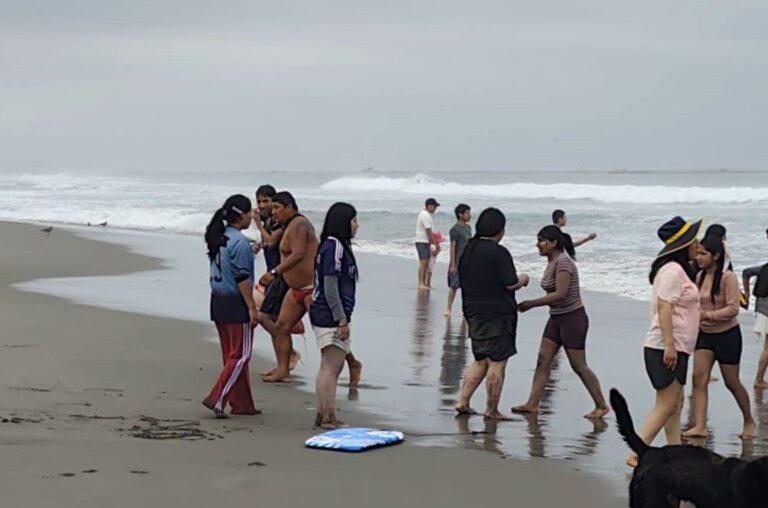Mollendo: rescatan a estudiante arequipeño en la primera playa