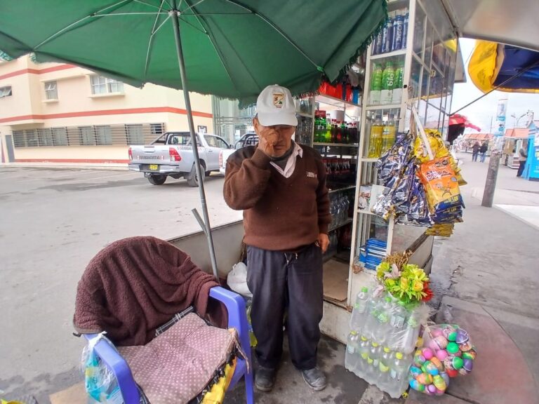 Ingresan a quiosco de adulto mayor y se llevan dinero, productos y un celular