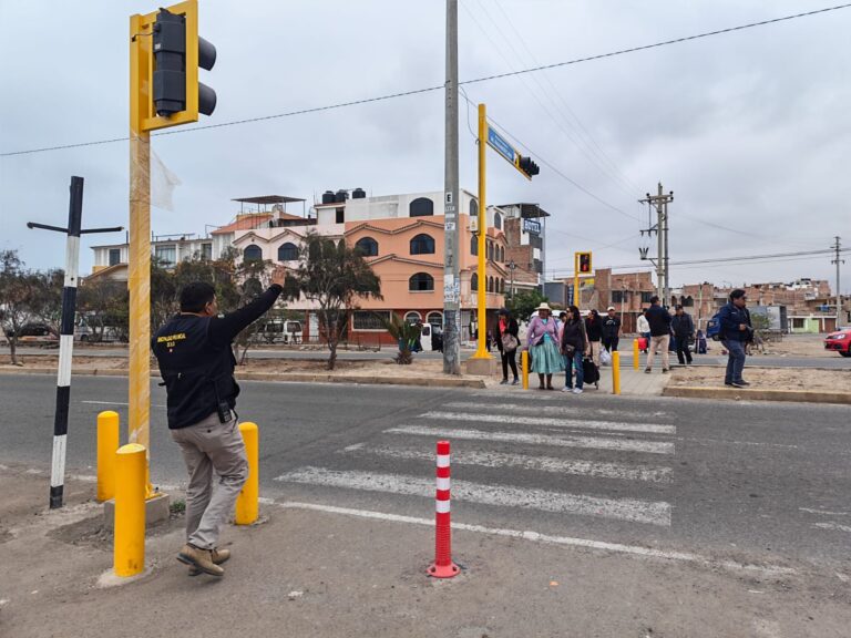 Ponen en funcionamiento semáforos frente al Campo Ferial 