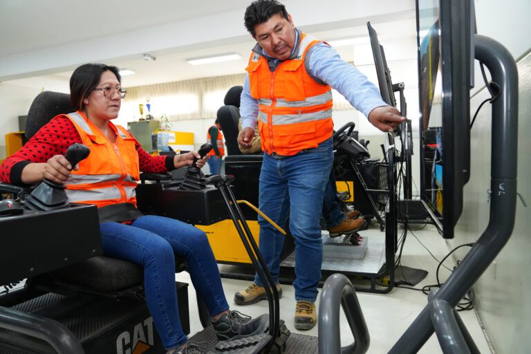 Southern Perú impulsa la formación técnica de comuneros de Tumilaca, Pocata, Coscore y Tala y Asana en maquinaria pesada