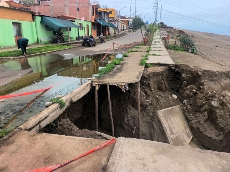 Ejecutan trabajos en vía dañada por lluvias en Punta de Bombón