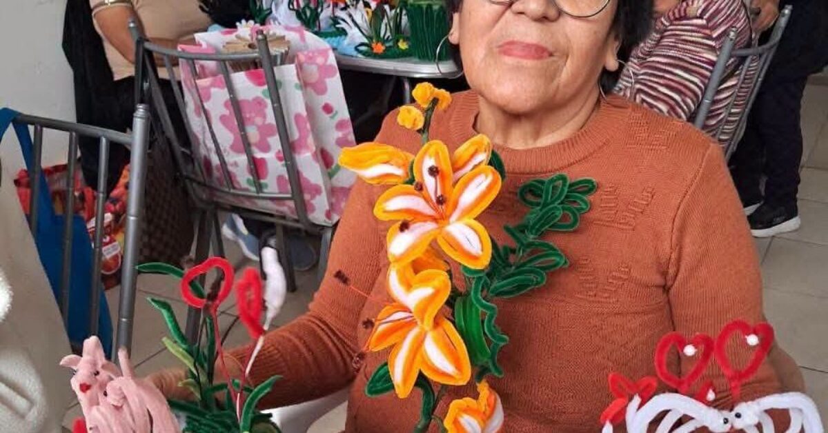 Adultos mayores de Mollendo elaboran variados trabajos artesanales