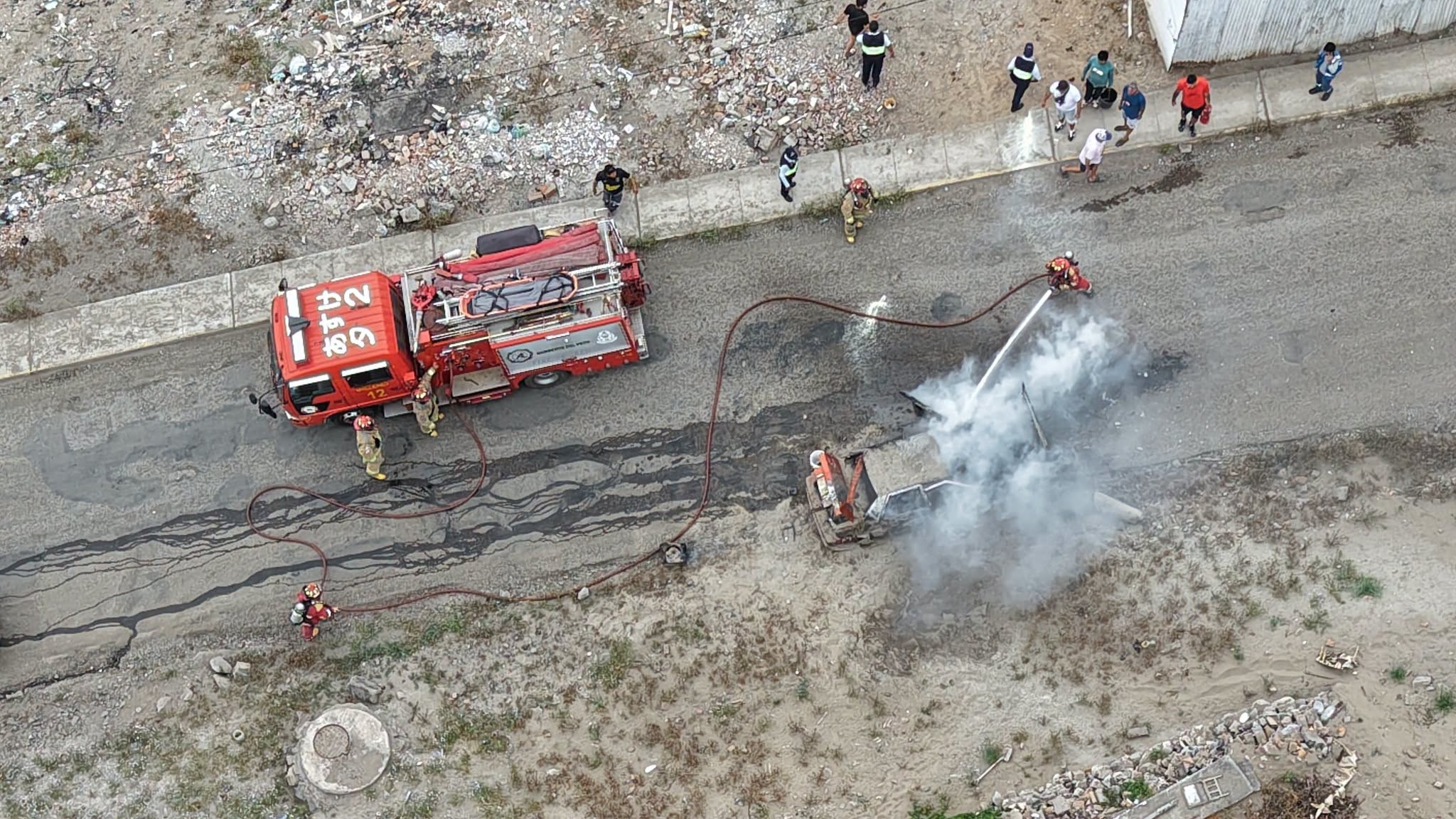Mollendo: vehículo se incendia en la bajada al Campín 1 Auto incendio cortocirucuito bajada Campin Mollendo 23102026 2 La Prensa Regional