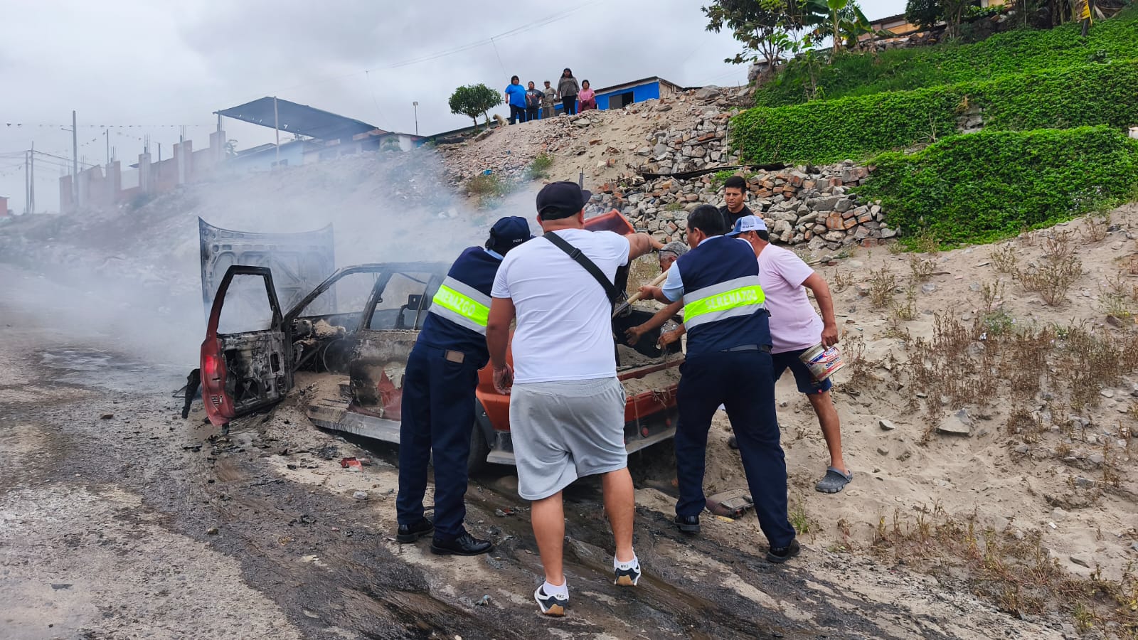 Mollendo: vehículo se incendia en la bajada al Campín 2 Auto incendio cortocirucuito bajada Campin Mollendo 23102026 3 La Prensa Regional