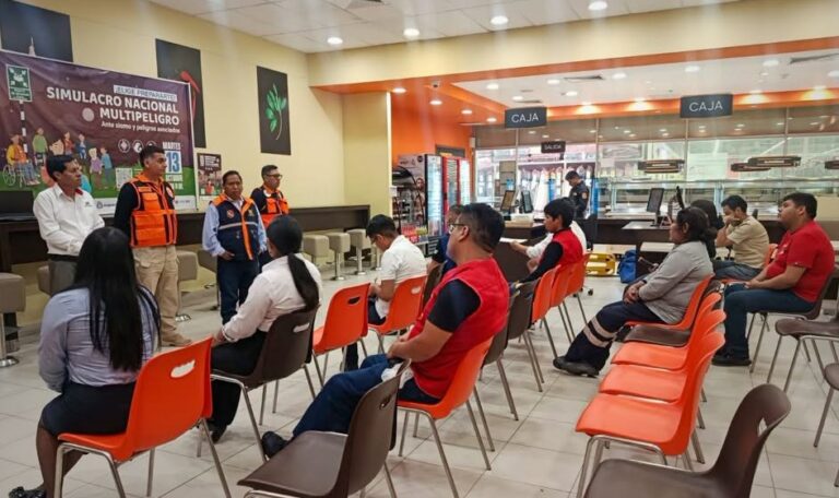 COER capacita a brigadistas de Plaza Vea para responder ante emergencias