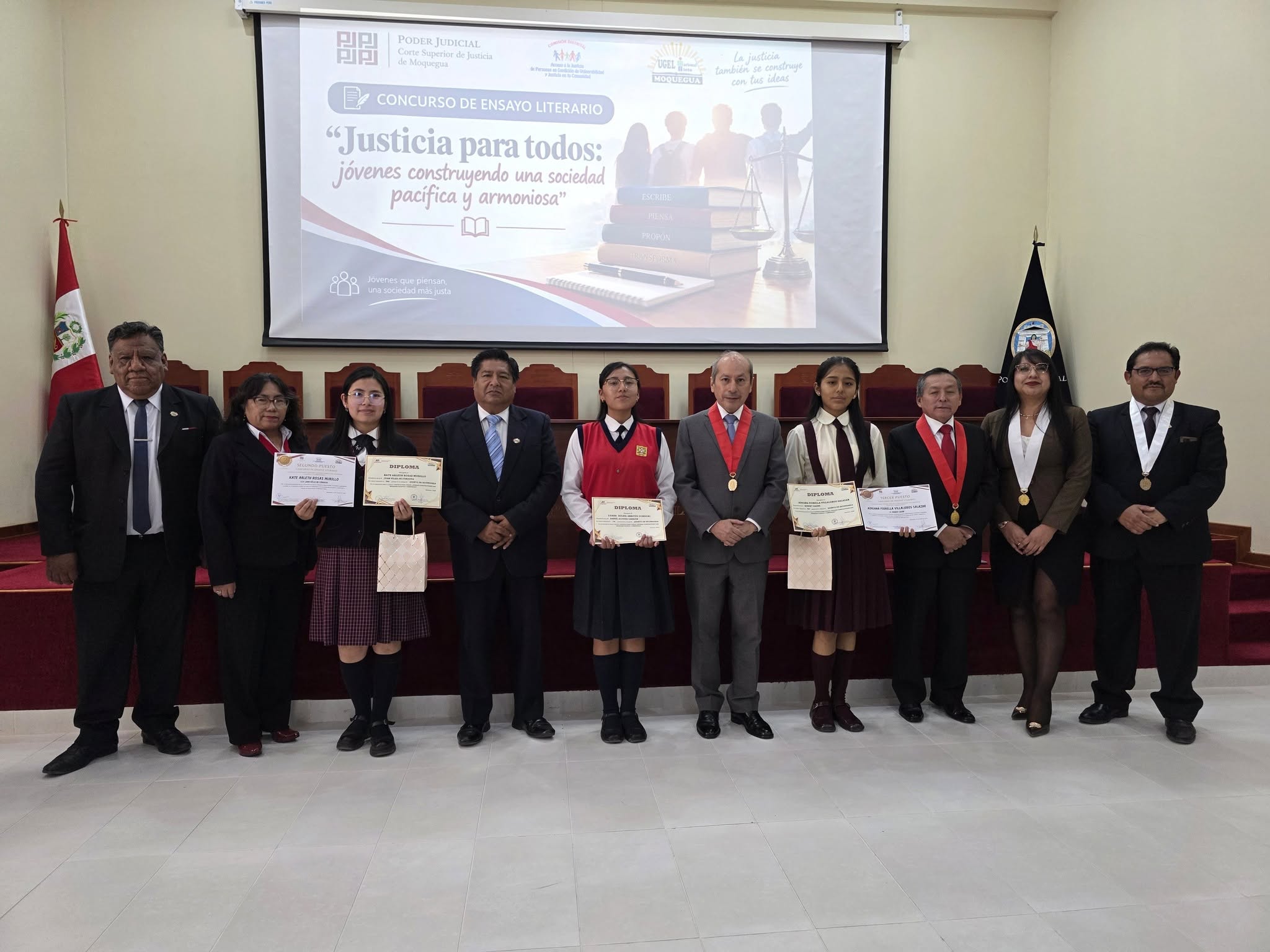 Corte de Moquegua y UGEL Mariscal Nieto premian a ganadores del concurso de ensayo literario sobre justicia y valores 1 CSJM y UGEL Mariscal Nieto Premio concurso de ensayo literario sobre justicia y valores 29102026 2 La Prensa Regional
