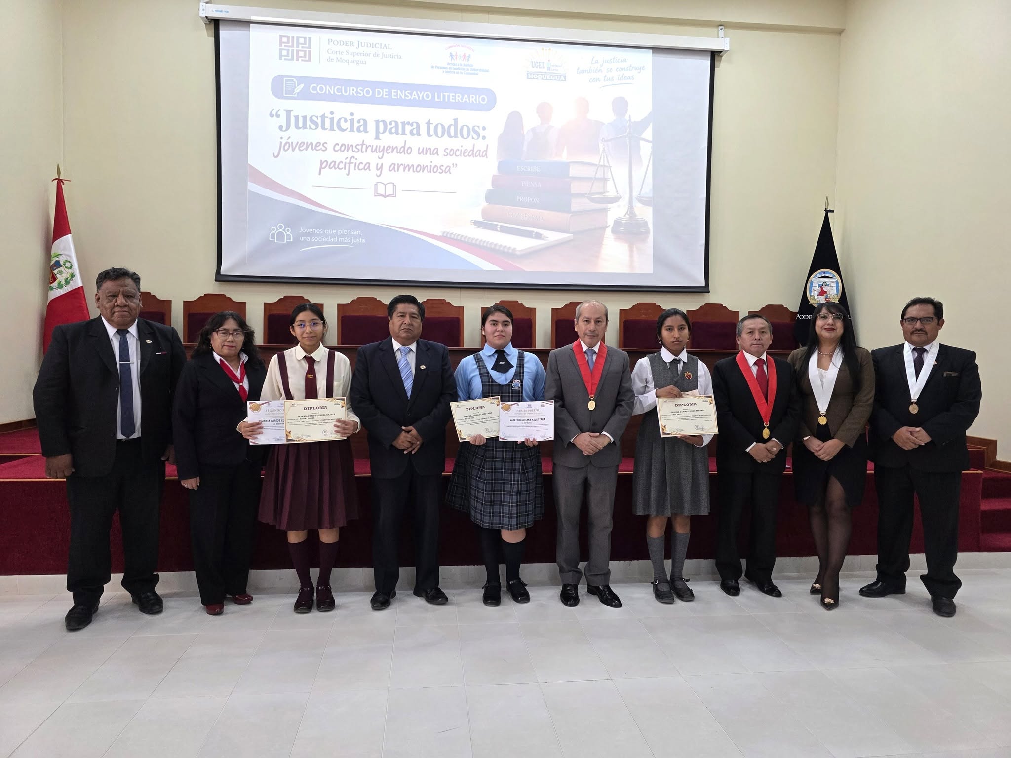 Corte de Moquegua y UGEL Mariscal Nieto premian a ganadores del concurso de ensayo literario sobre justicia y valores 2 CSJM y UGEL Mariscal Nieto Premio concurso de ensayo literario sobre justicia y valores 29102026 3 La Prensa Regional