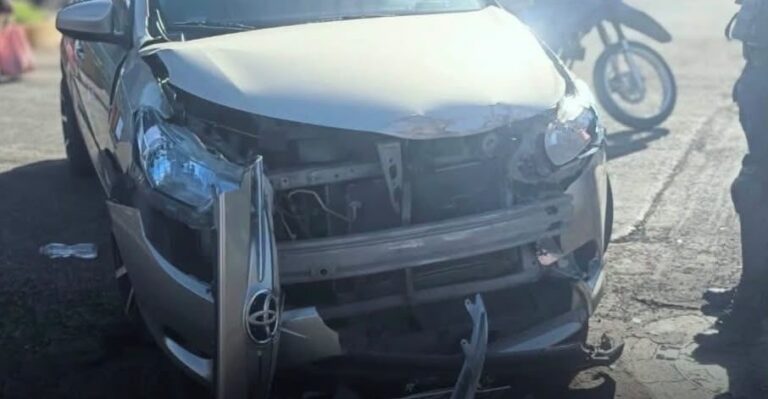 Taxi y combi de la ruta 5 chocan en cruce de avenidas en Moquegua