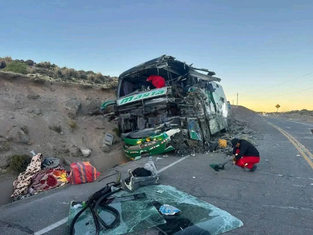 Choque frontal entre dos buses interprovinciales deja fallecidos y decenas de heridos en Moquegua 2 Choque de buses Accidente en Chilligua 06102026 1 La Prensa Regional