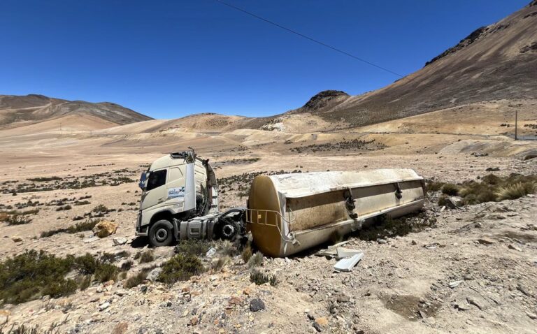 Cisterna boliviana vuelca y derrama diésel en la carretera Binacional