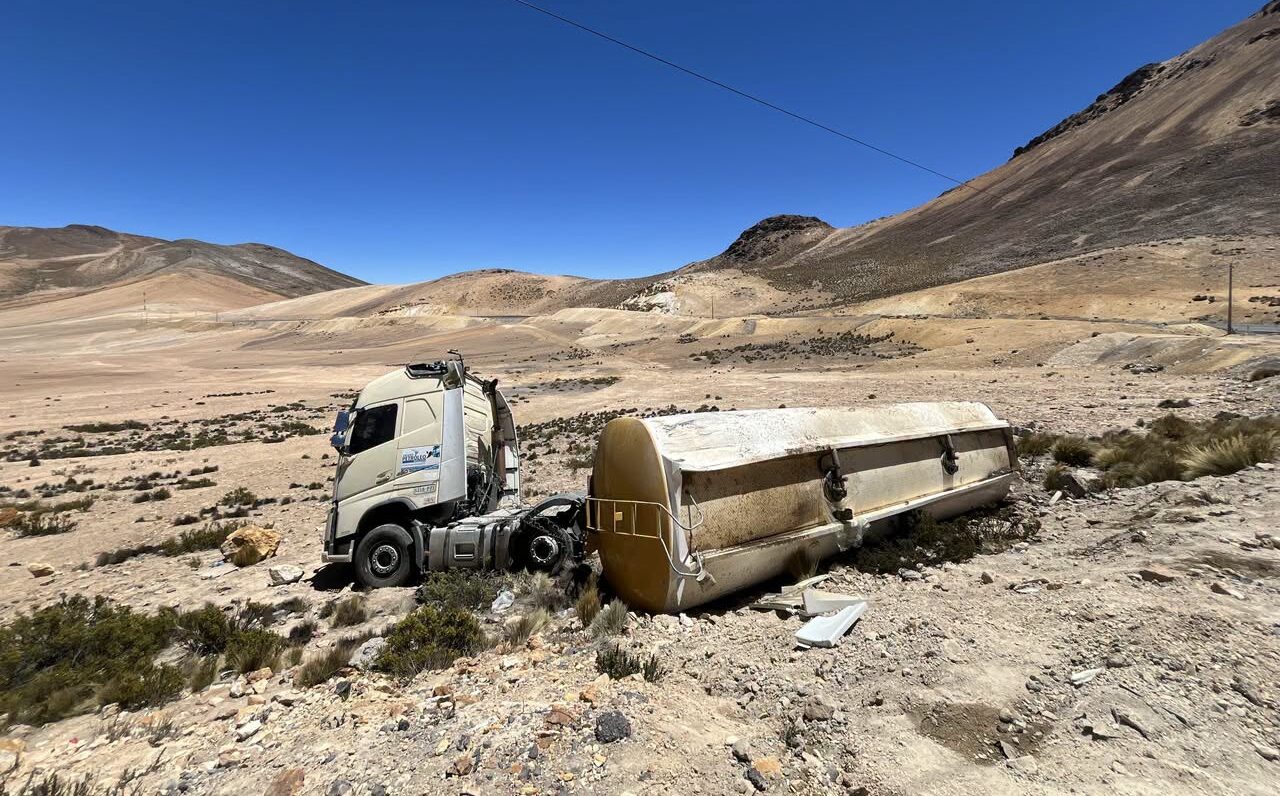 Trinquetes Políticos: Moquegua y sus libros 2 Cisterna boliviana vuelca y derrama diesel en la carretera Binacional 08102026 1 e1791517597437 La Prensa Regional