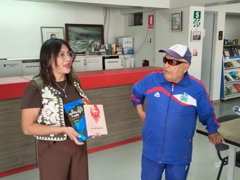 Claudia Arrieta dona dos de sus creaciones literarias a biblioteca de Mollendo