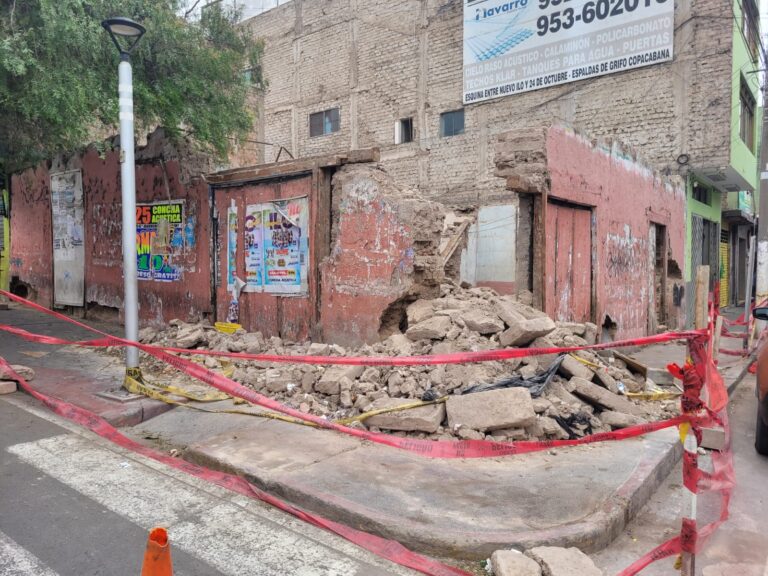 Vivienda antigua se desmorona y obliga a peatones a caminar por la pista 