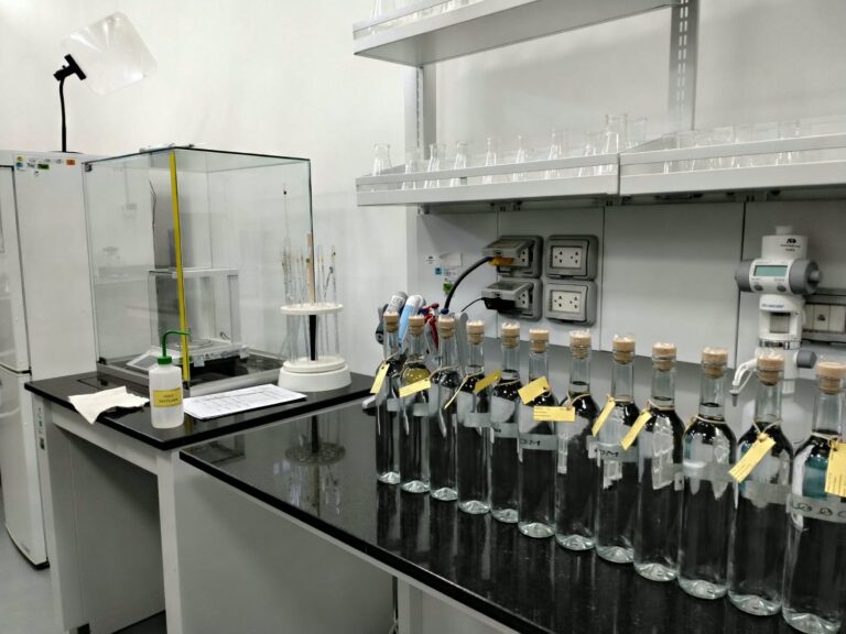 Concurso Nacional del Pisco inicia evaluación físico-química de muestras