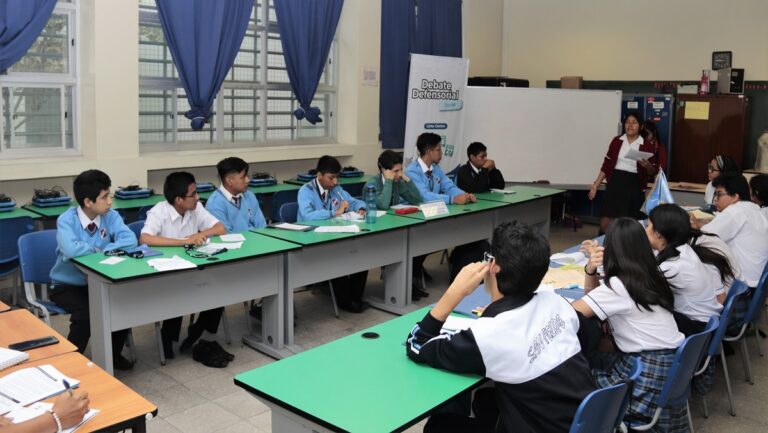 Escolares del José Carlos Mariátegui y Chucarapi ganan debate estudiantil
