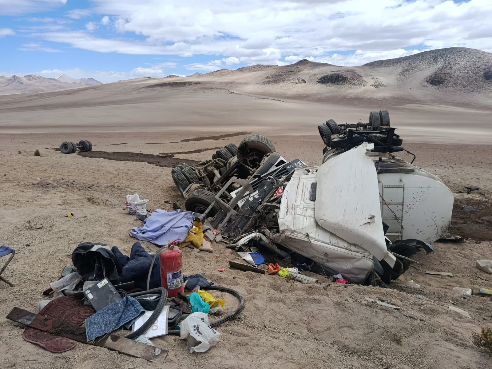 Trinquetes Políticos: Rotonda de Chen Chen, gracias a “Jaki” 1 Despiste y volcadura cisterna Biolivia DGS OIL SRL aceite 21102026 1 La Prensa Regional
