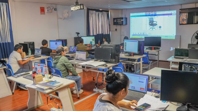 Emprendedores de San Antonio reciben capacitación en publicidad digital