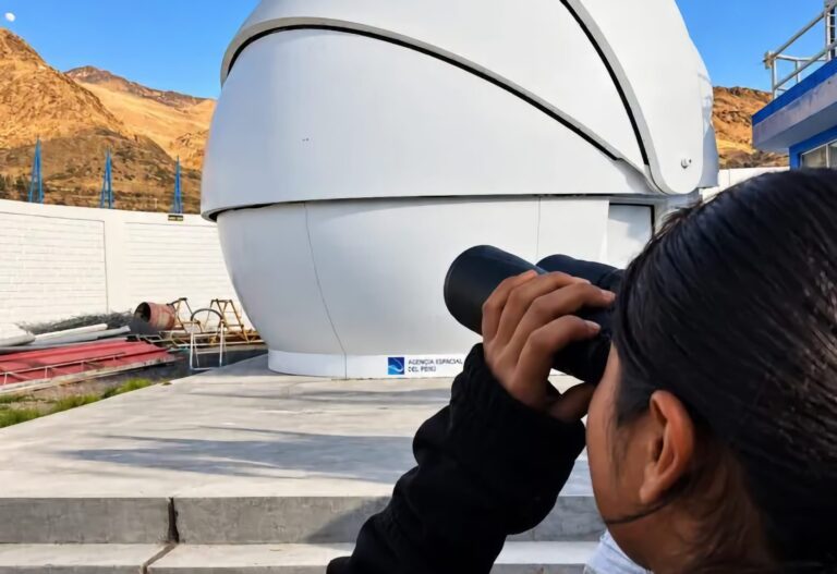 Escolares de Cambrune observan la Luna por primera vez en observatorio