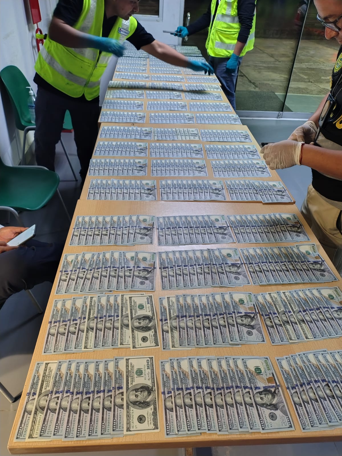 Hallan US$ 439 mil ocultos en camioneta intervenida en Vila Vila 4 Hallan US 439 mil ocultos en camioneta intervenida en Vila Vila 27102026 6 La Prensa Regional