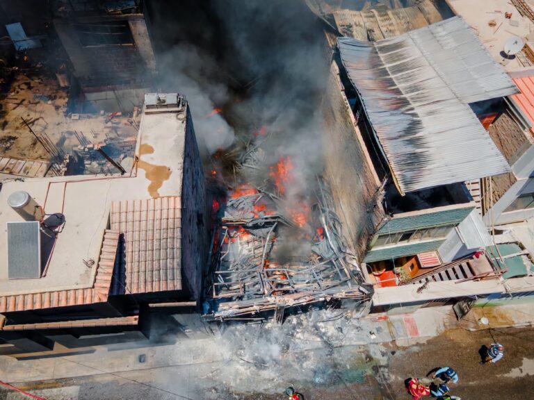 Incendio de código 3 afecta siete viviendas en el cercado de Moquegua y cobra la vida de un niño