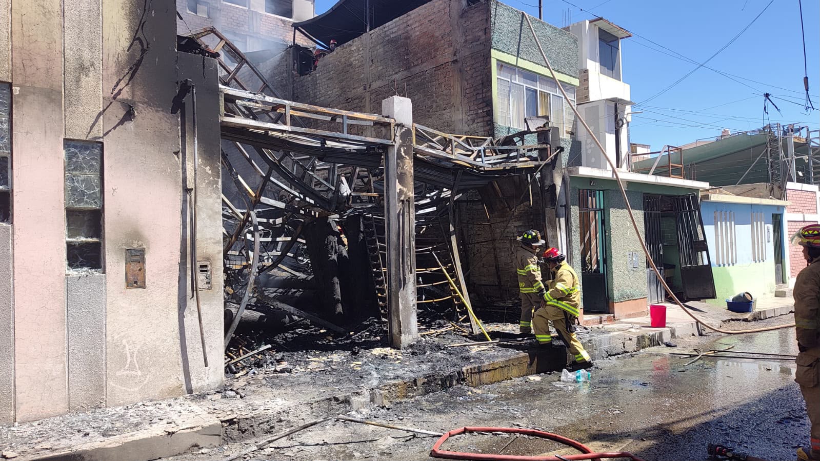 Incendio de código 3 afecta siete viviendas en el cercado de Moquegua y cobra la vida de un niño 6 Incendio fatal en Moquegua 10102026 22 La Prensa Regional