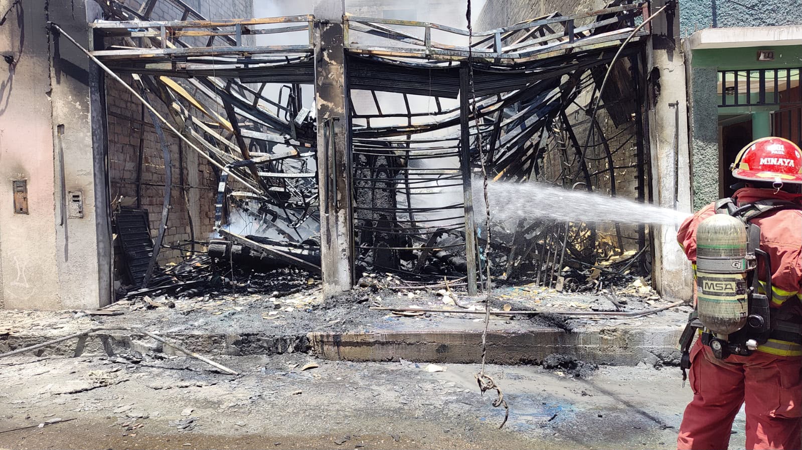 Incendio de código 3 afecta siete viviendas en el cercado de Moquegua y cobra la vida de un niño 4 Incendio fatal en Moquegua 10102026 25 La Prensa Regional